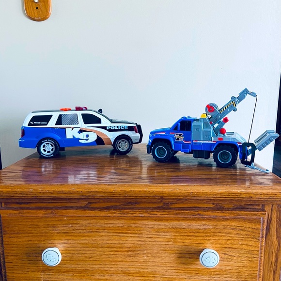 2 Roadside Assitance Vehicles- Cop Car And Car Tower - Picture 1 of 9